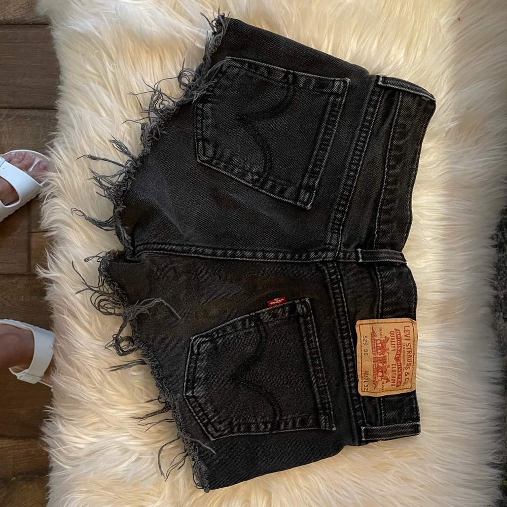 Levi’s black cutoffs